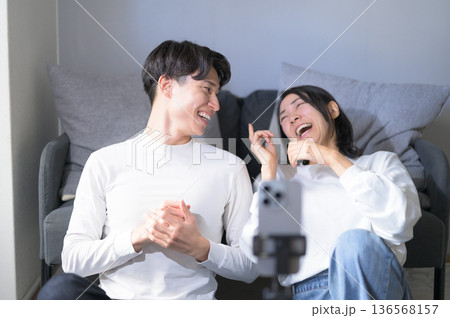 自宅で動画配信をする男女 136568157