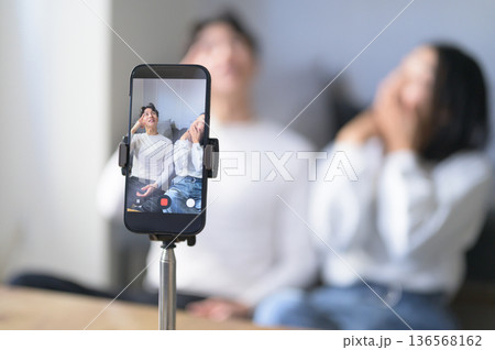 自宅で動画配信をする男女 136568162
