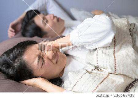 パートナーのいびきに悩まされる女性 パートナーのいびきに悩まされる女性 136568439