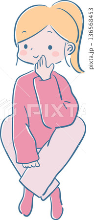 部屋着でリラックスする女の子のシンプルなイラスト 136568453