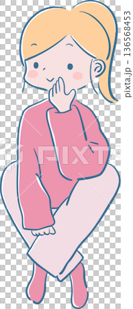 部屋着でリラックスする女の子のシンプルなイラスト 136568453