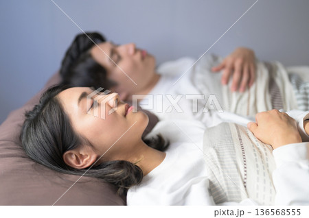 ベッドで眠る日本人男女 ベッドで眠る日本人男女 136568555