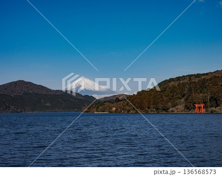 箱根芦ノ湖と富士山 箱根芦ノ湖と富士山 136568573
