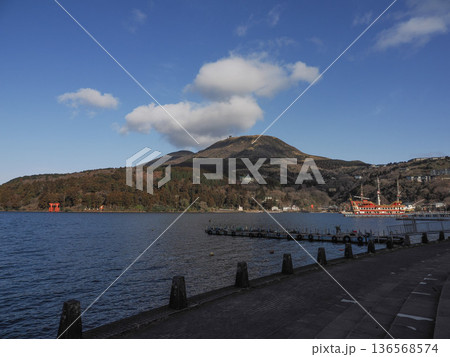 芦ノ湖と箱根山 芦ノ湖と箱根山 136568574