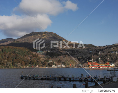芦ノ湖と箱根山 芦ノ湖と箱根山 136568579