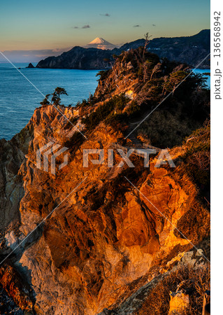 黄金崎と馬ロックの夕陽と富士山【静岡県賀茂郡西伊豆町】 136568942