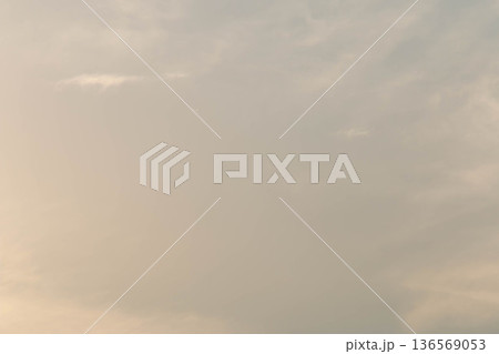 淡い夕空と広がる雲の背景素材 ナチュラルテイスト 136569053