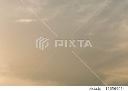 淡色の夕方空グラデーション背景 シンプルでやさしい空 淡色の夕方空グラデーション背景 シンプルでやさしい空 136569054