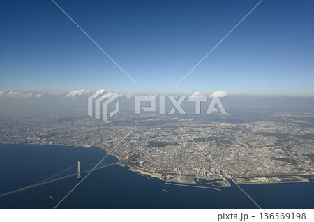 飛行機から見た風景　神戸の都市風景 136569198