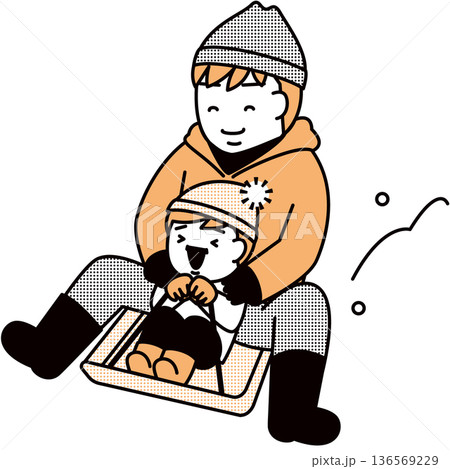ソリ遊びをする親子 136569229