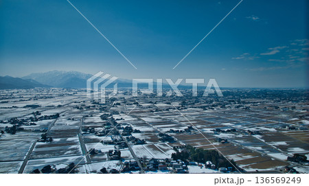 少し雪解けをした日本の富山県にある黒部川扇状地と海岸線 少し雪解けをした日本の富山県にある黒部川扇状地と海岸線 136569249