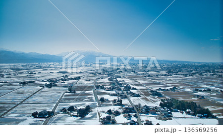 少し雪解けをした日本の富山県にある黒部川扇状地と海岸線 少し雪解けをした日本の富山県にある黒部川扇状地と海岸線 136569256