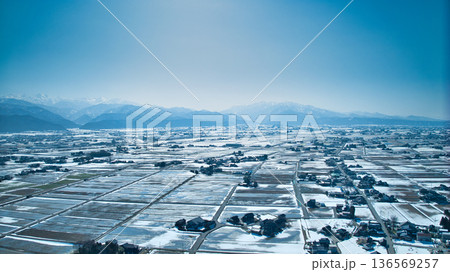 少し雪解けをした日本の富山県にある黒部川扇状地と海岸線 少し雪解けをした日本の富山県にある黒部川扇状地と海岸線 136569257