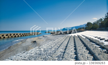 少し雪解けをした日本の富山県にある黒部川扇状地と海岸線 136569263