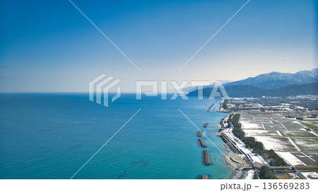 少し雪解けをした日本の富山県にある黒部川扇状地と海岸線 少し雪解けをした日本の富山県にある黒部川扇状地と海岸線 136569283