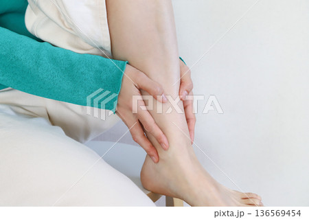 足首の痛みを感じる女性 むくみ、捻挫 足首の痛みを感じる女性 むくみ、捻挫 136569454