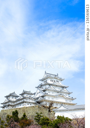 春の青空と兵庫県姫路市にある世界文化遺産国宝姫路城 136569613
