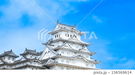 春の青空と兵庫県姫路市にある世界文化遺産国宝姫路城 136569614
