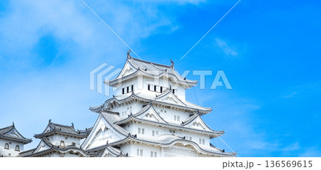 春の青空と兵庫県姫路市にある世界文化遺産国宝姫路城 136569615