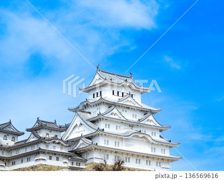 春の青空と兵庫県姫路市にある世界文化遺産国宝姫路城 136569616