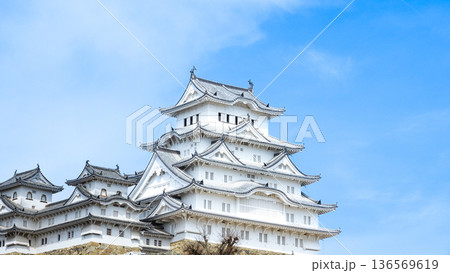 春の青空と兵庫県姫路市にある世界文化遺産国宝姫路城 136569619