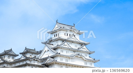 春の青空と兵庫県姫路市にある世界文化遺産国宝姫路城 136569620