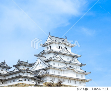 春の青空と兵庫県姫路市にある世界文化遺産国宝姫路城 春の青空と兵庫県姫路市にある世界文化遺産国宝姫路城 136569621