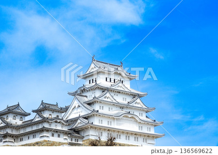 春の青空と兵庫県姫路市にある世界文化遺産国宝姫路城 136569622