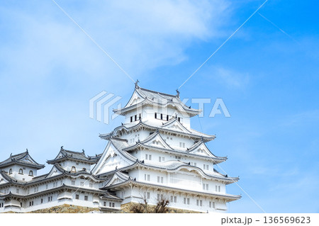 春の青空と兵庫県姫路市にある世界文化遺産国宝姫路城 136569623