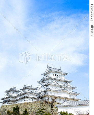 春の青空と兵庫県姫路市にある世界文化遺産国宝姫路城 136569624