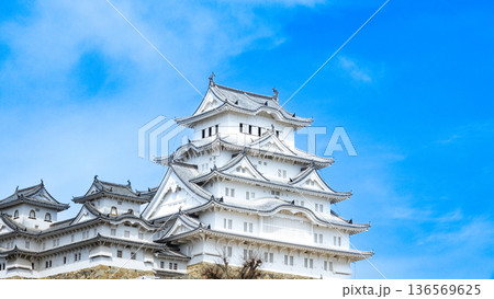 春の青空と兵庫県姫路市にある世界文化遺産国宝姫路城 136569625
