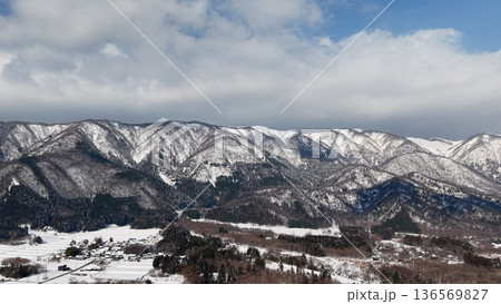 冬の滋賀県マキノ高原 冠雪した山々のパノラマ 冬の滋賀県マキノ高原 冠雪した山々のパノラマ 136569827