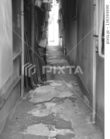 路地裏のある風景 路地裏のある風景 136569890