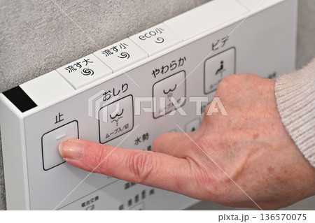 設備 トイレのリモコンを操作する指  136570075