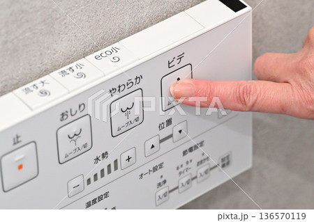 設備 トイレのリモコンを操作する指  136570119