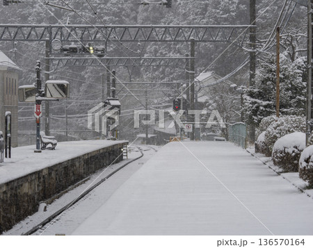 雪が積もる能勢電鉄妙見線の妙見口駅 136570164