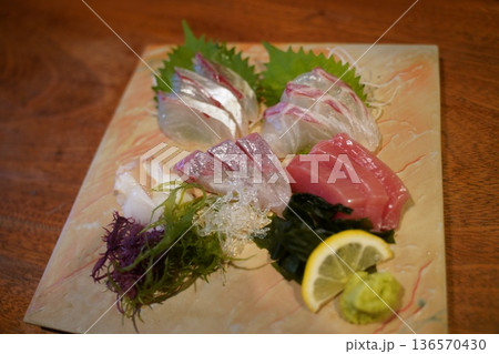居酒屋の刺身 居酒屋の刺身 136570430