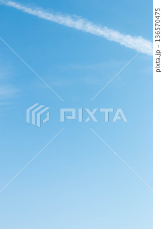 青空と雲の背景素材(縦構図・コピースペース) 青空と雲の背景素材(縦構図・コピースペース) 136570475