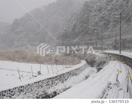能勢電鉄妙見線沿いを流れる川の雪景色 能勢電鉄妙見線沿いを流れる川の雪景色 136570510