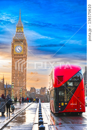 ロンドン　夕映えのエリザベス・タワーとダブルデッカー 136570610