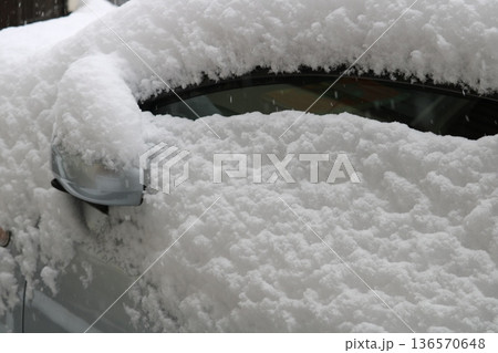 車に積もった雪 ミラー 窓 車に積もった雪 ミラー 窓 136570648