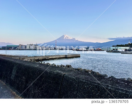 田子の浦港と富士山 田子の浦港と富士山 136570705