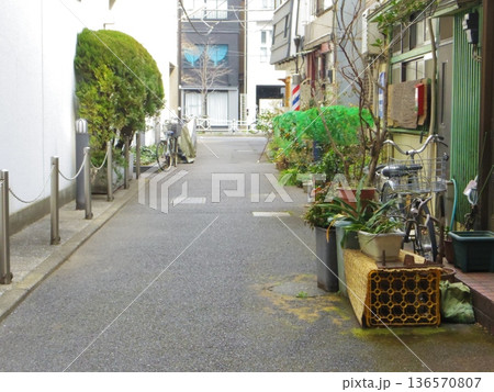 路地裏の細い路地 136570807