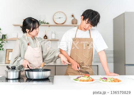 キッチンで料理,クッキングをする若いアジア人夫婦,カップル（怒る,モラハラ,文句,ヒステリー） 136570829