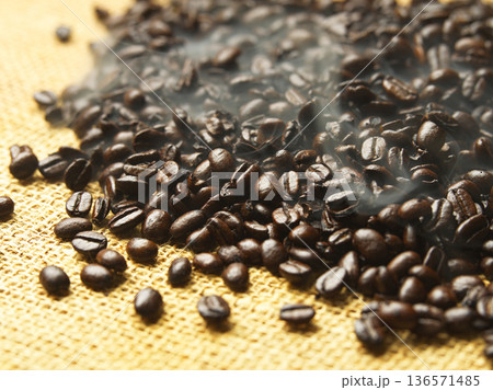 ローストされたばかりの珈琲豆 136571485
