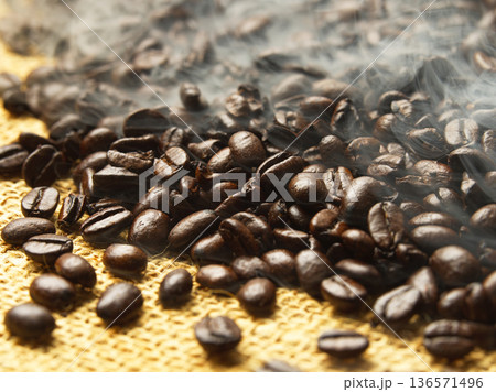 ローストされたばかりの珈琲豆 ローストされたばかりの珈琲豆 136571496