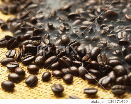 ローストされたばかりの珈琲豆 ローストされたばかりの珈琲豆 136571499