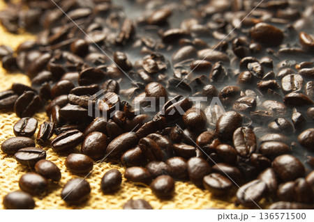 ローストされたばかりの珈琲豆 ローストされたばかりの珈琲豆 136571500