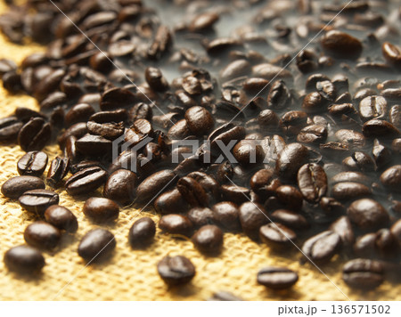 ローストされたばかりの珈琲豆 136571502