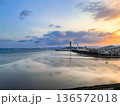 丸亀から見た夕方の瀬戸内海と大橋 136572018